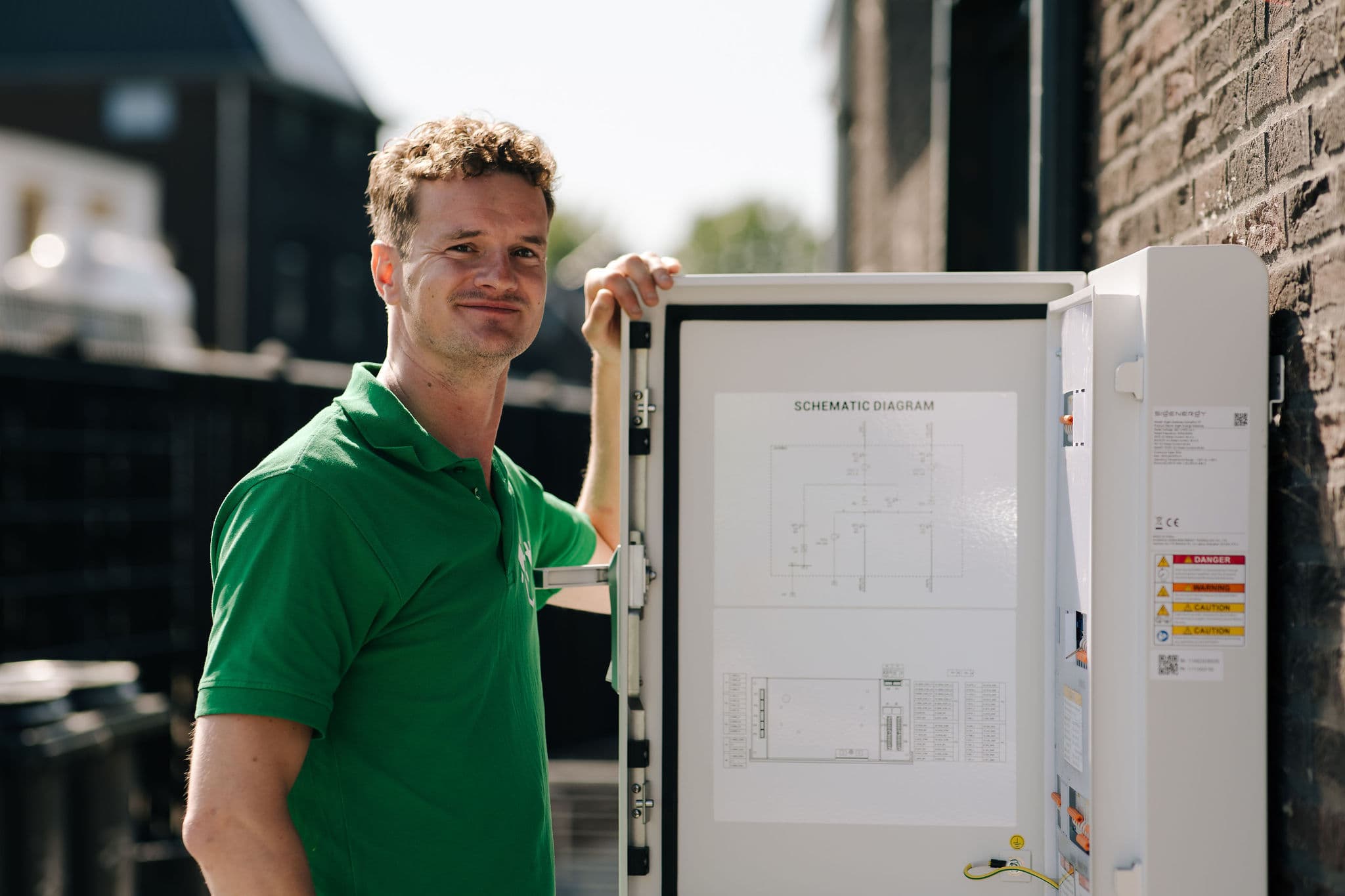 Installateur plaatst thuisbatterij